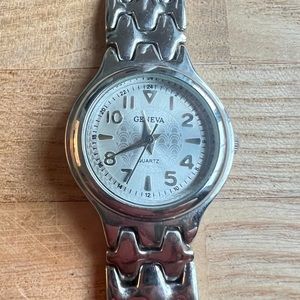 Geneva ladies silver tone fashion watch NEW BATTERY